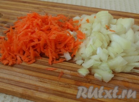 Нарезать кубиками репчатый лук, морковь натереть на тёрке.