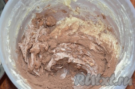 В остальное тесто добавить какао-порошок, перемешать. 