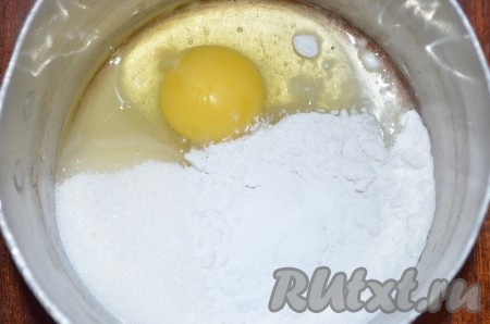 Для приготовления заварного крема в сотейнике разотрите венчиком яйцо, сахар, ванилин и крахмал.
