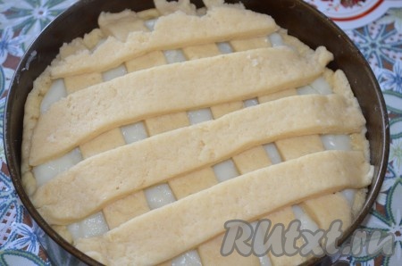 Выложите полоски теста сверху на крем. Поставьте пирог с заварным кремом и яблоками в разогретую до 180 градусов духовку на 40-50 минут. Верх и бока пирога должны зарумяниться.

