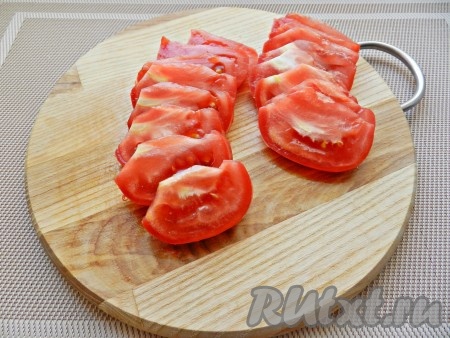 Нарезать помидор на небольшие дольки.