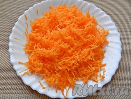 Морковь очистить и натереть на мелкой терке.