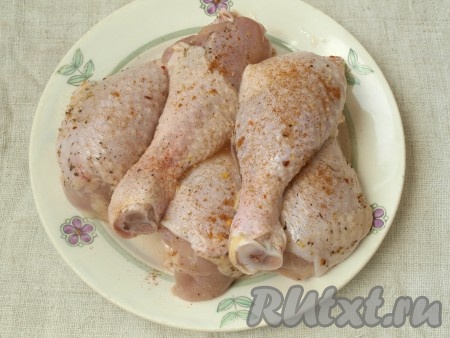 Куриные голени хорошо промыть водой и обсушить, натереть приправами для курицы, чёрным молотым перцем и солью.