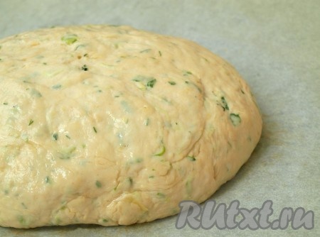 Застелить противень пекарской бумагой, сформировать хлеб круглой или овальной формы, верх кабачкового хлеба смазать подсолнечным маслом. Хлеб оставить до увеличения в объёме в 2 раза, накрыв его полотенцем.
