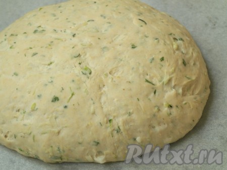 Через 40-45 минут хлеб с кабачком округлится и увеличится.
