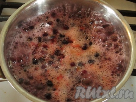 Заливаем ягоды 2,5 стаканами воды. Добавляем 4 столовые ложки сахарного песка. Доводим до кипения и варим минут 5-7.
