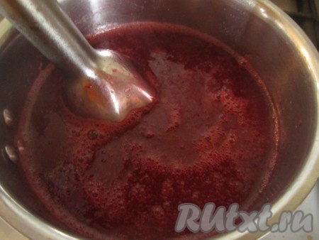 Пюрируем смородину блендером (можно также протереть ягоды через сито, чтобы отделить косточки).
