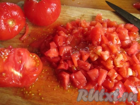 Помидоры очистить от шкурки (для этого залейте помидоры кипятком на 10-20 минут, затем обдайте их холодной водой, после этого кожица легко очистится). Нарезать помидоры мелкими кубиками. 