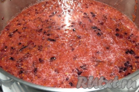 Затем чёрную смородину с сахаром переложить в чашу блендера и взбить до однородной массы. Вылить ягодную массу в кастрюлю, в которой будем варить варенье. 
