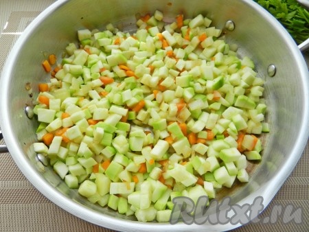 В сковороде обжарить лук и морковь до прозрачного цвета, посолить и поперчить по вкусу. Добавить перец и кабачки и обжарить все вместе до золотистого цвета.
