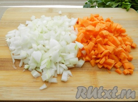 Нарезать морковь и лук.