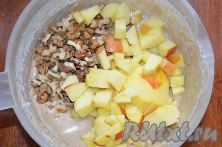 Орехи крупно порубить, яблоки очистить и порезать небольшими кубиками. Орехи и яблоки добавить в тесто, перемешать. Получится довольно густое тесто.