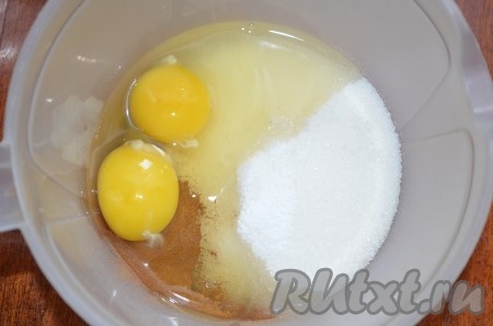Миксером взбить яйца, сахар, ванилин, корицу и соль в течение 3-5 минут.