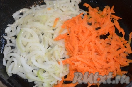 Лук порезать полукольцами, морковь натереть на крупной терке. Обжарить лук на масле в течение 2 минут, помешивая. Добавить морковь, перемешать.