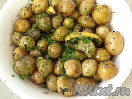Готовую картошку выложить в большую миску, посыпать мелко нарезанным укропом и перемешать.