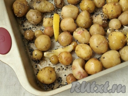 Духовку нагреть до 200 градусов. Форму с молодой картошкой накрыть фольгой и запекать 30 минут. По истечении этого времени фольгу снять, встряхнуть картофель и запекать ещё 10 минут. Обязательно следует проверить картофель на готовность.
