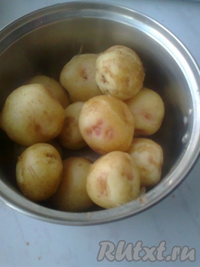 Отварить картофель в "мундире". Слить воду и дать немного остыть.