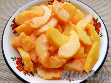 Очистить персики от кожицы (она легко снимается), нарезать на дольки, косточки удалить. Получается около 700 грамм очищенных фруктов.
