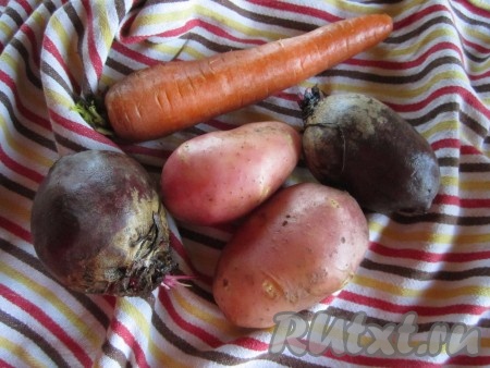 Картофель, свёклу и морковь хорошо моем и обсушиваем полотенцем.
