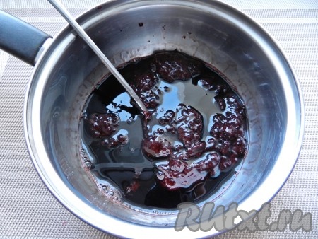 Переложить пюре из ягод в ковшик (или сотейник), влить вино, перемешать. На медленном огне довести до кипения и проварить 5 минут, иногда помешивая.