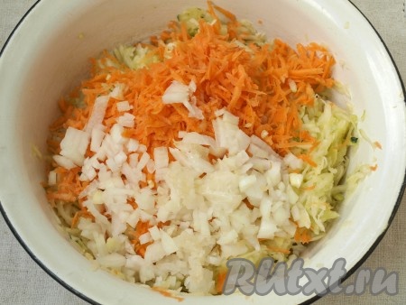 Морковь, кабачок и лук очистить от кожуры. Кабачок натереть на тёрке, отжать лишнюю жидкость. Добавить натёртую морковь и нарезанный мелкими кубиками лук.