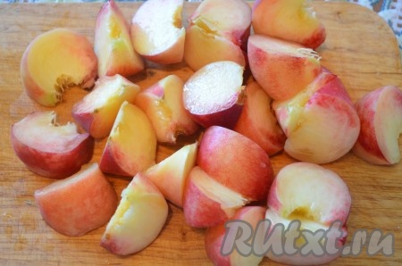 Персики помыть, порезать на дольки.
