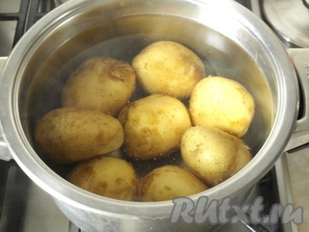 Картофель очистить, залить водой и сварить до готовности, затем полностью остудить.
