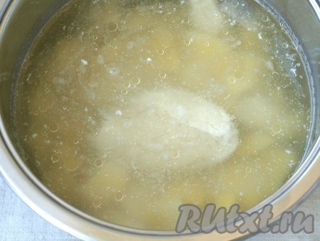 Рис промыть и положить сразу после картофеля. Варить до готовности картофеля.