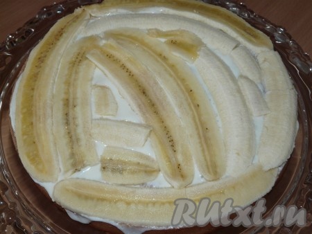 Собрать наш торт "Сметанный": тёмный корж смазать кремом, выложить бананы (бананы тонко разрезать). Затем выложить светлый корж, снова крем и бананы.
