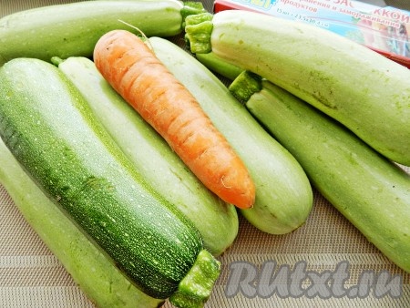 Приготовить ингредиенты для замораживания кабачков на зиму. Морковь и кабачки вымыть, обсушить и очистить. Кожуру у кабачков можно снять или оставить, если она не жесткая.
