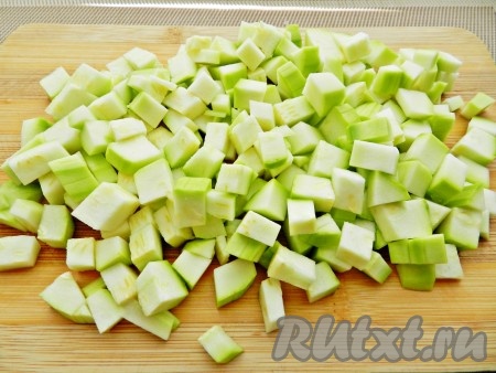 Часть кабачков нарезать мелкими кубиками. Такие кабачки удобно будет использовать при приготовлении первых блюд или рагу.