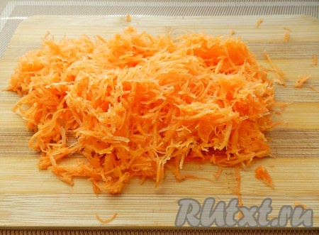 К таким кабачкам хорошо добавить натертую на терке морковь.