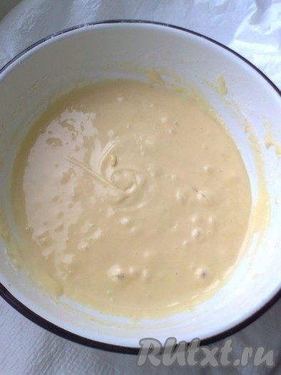 Яйца и сахар взбить миксером до белой консистенции, пока сахар не растворится. Добавить к смеси мед и гашеную соду, хорошо размешать. Добавить муку и аккуратно перемешать.