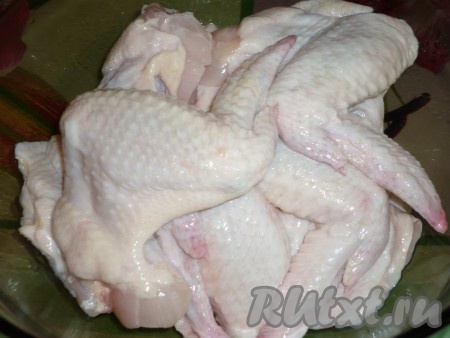 Куриные крылышки помыть и обсушить, выложить в миску или кастрюлю.
