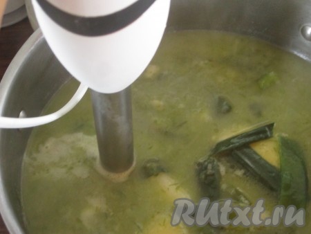 Когда овощи сварятся, измельчите суп блендером.
