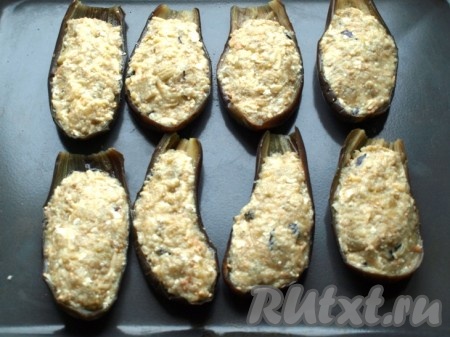 Баклажаны наполнить приготовленной творожно-сырной начинкой и отправить в разогретую до 200 градусов духовку на 30 минут.
