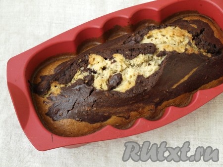 Разогреть духовку до 170 градусов и выпекать ореховый кекс 55-60 минут. Готовый кекс полностью остудить.

