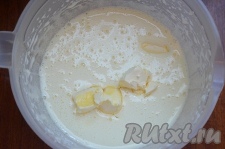 К яйцам, взбитым с сахаром, добавить подсолнечное масло и размягчённое сливочное масло, взбить миксером до однородности.
