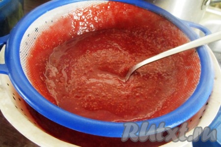 Если ягоды имеют заметные косточки, как малина или красная смородина, соус следует также протереть через мелкое сито.