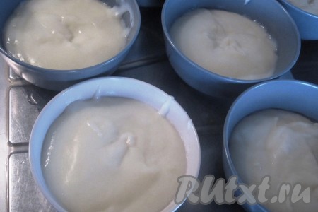 Разлейте ванильный пудинг в порционные ёмкости.
