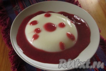 Когда ванильный пудинг достаточно охладится и застынет, переверните его на тарелку и подавайте с ягодным соусом.
