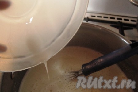 Влейте размешанный крахмал с молоком в кипящее молоко при непрерывном помешивании.