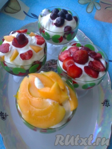 Десерт из бисквитного печенья "Савоярди", ягод и фруктов
