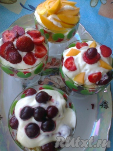  Наш вкусный десерт из бисквитного печенья "Савоярди", ягод и фруктов готов.