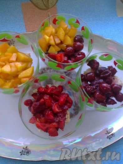 выложите половину ягод и фруктов, 