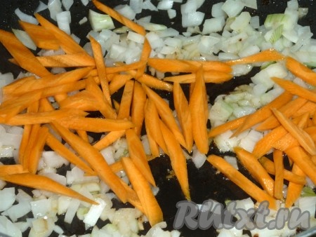 Грибы чистим, моем и нарезаем пластинами. На сковороде, в которой обжаривался кролик, вначале до прозрачности обжариваем лук, затем добавляем нарезанную морковь.
