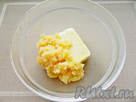 Масло оставить при комнатной температуре, чтобы оно стало мягким. Добавить в масло икру, лимонный сок и тщательно перемешать.