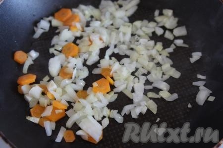Затем на той же сковороде обжарить лук и морковь до "прозрачного" состояния лука.
