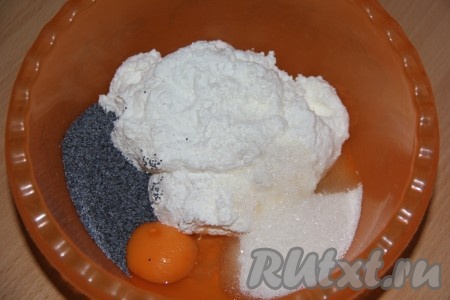 В миску поместить творог, яйцо, ванильный сахар, сахар, соль и мак.