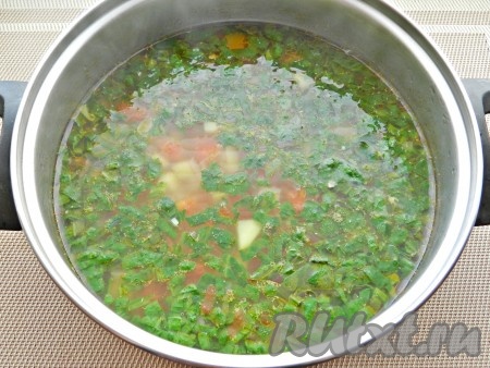 Добавить в овощной суп шпинат, поварить еще 2-3 минуты и снять с огня. При подаче выложить в суп отварную рыбу.
